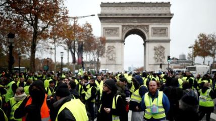 plusieurs-centaines-de-gilets-jaunes-se-sont-deployes-sur-les-champs-elysees-des-samedi-matin_6131684